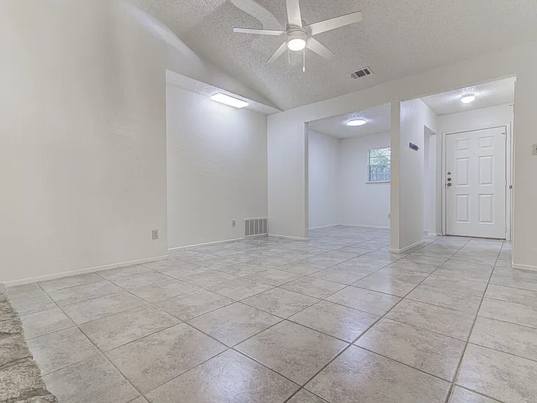 824 King Albert St — Photo 4