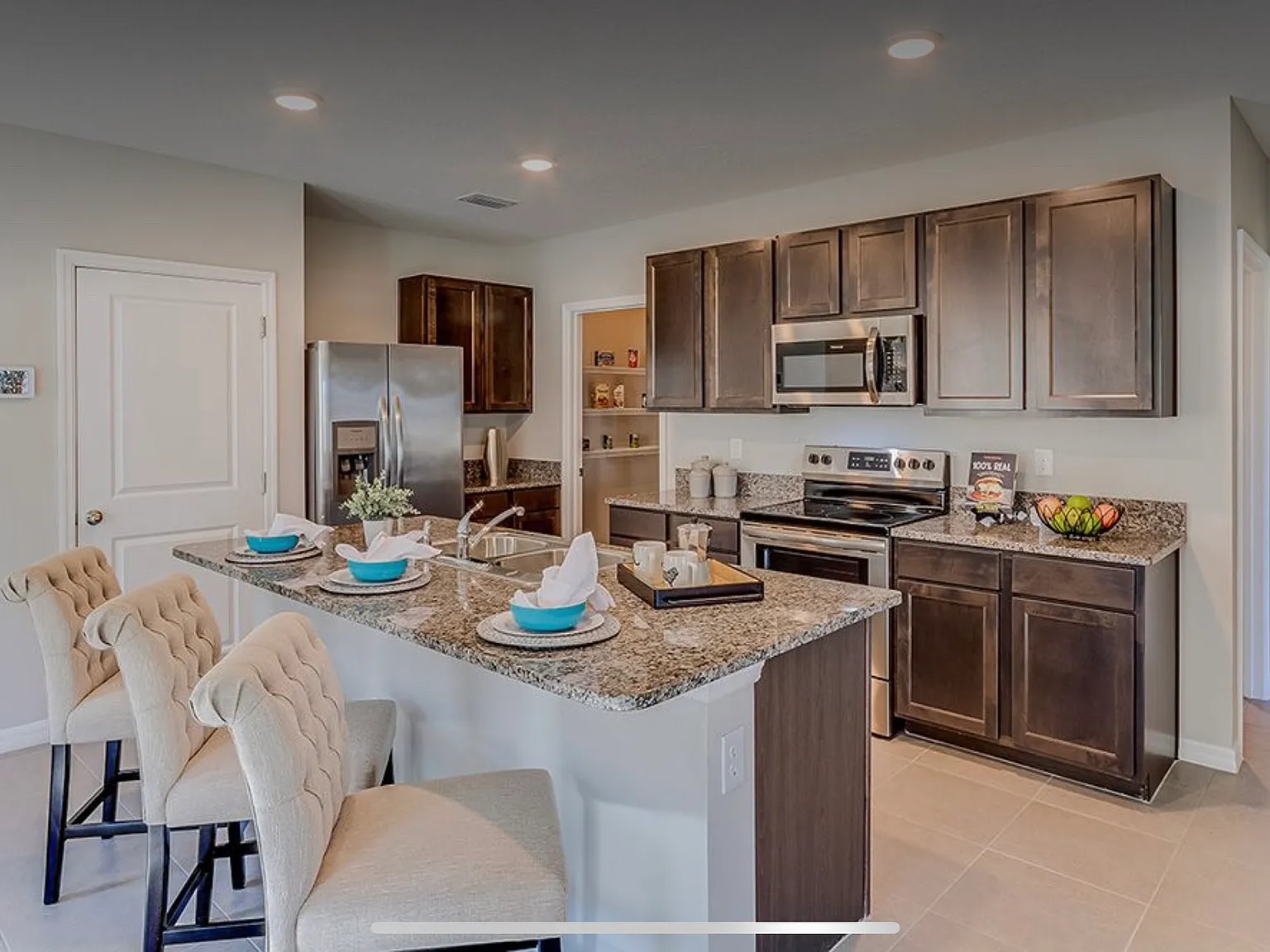 5 bed, 2500 sqft, $3,100 — Photo 2