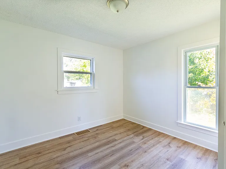 405 E Plymouth Ave — Photo 9