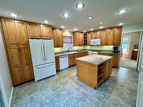 3rd image of 1014 Julianna Dr