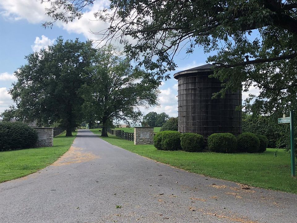 2nd image of 7 Eight Oak Ln