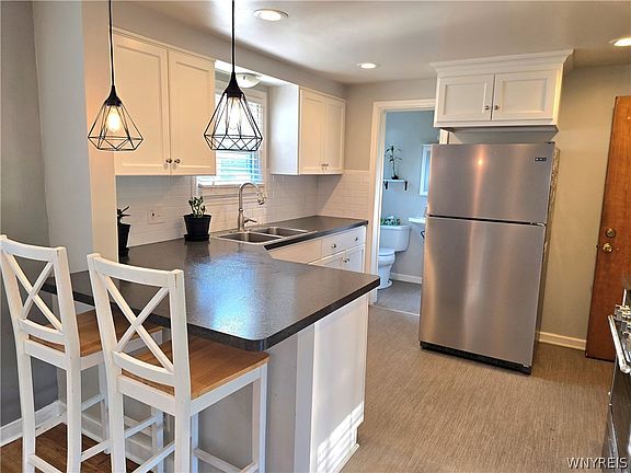 3rd image of 233 Rosedale Blvd