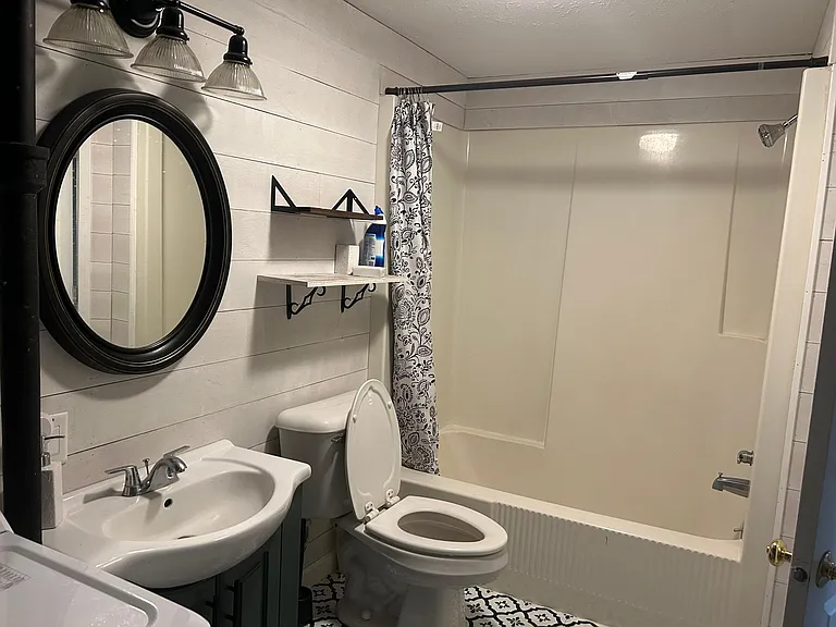 Full bathroom in basement