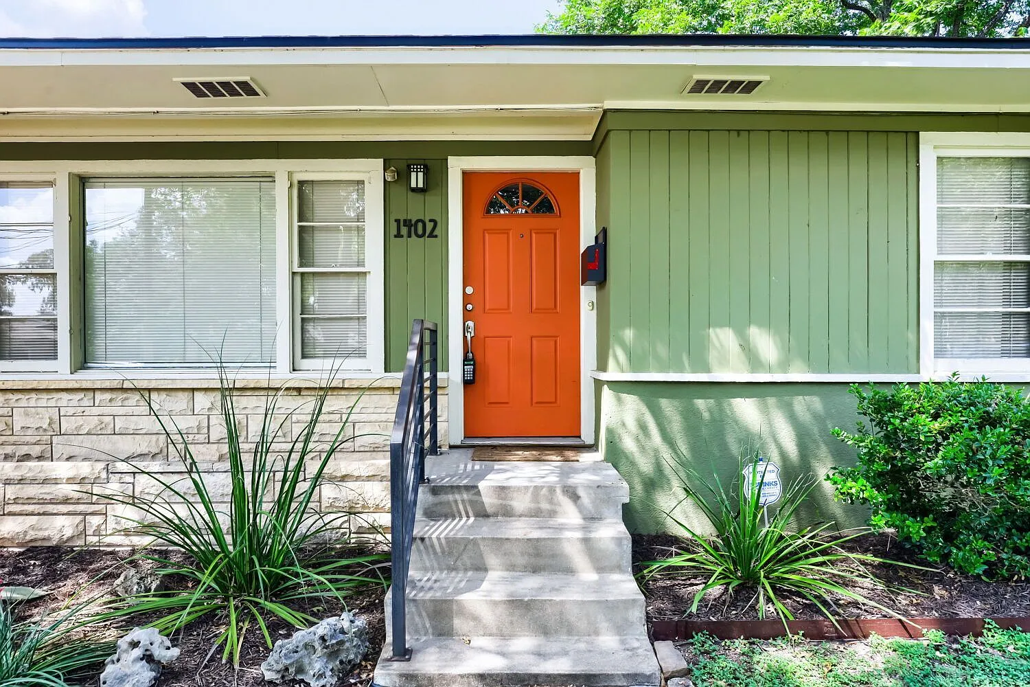3 bed, 2.0 bath, 1184 sqft, $3,000 — Photo 2