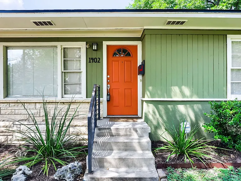 1402 Cullen Ave — Photo 2