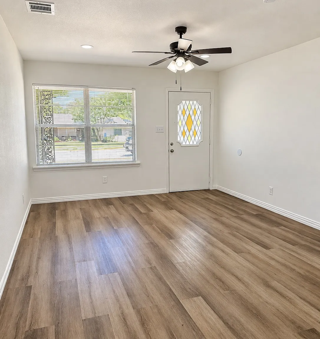3 bed, 1153 sqft, $1,925 — Photo 2