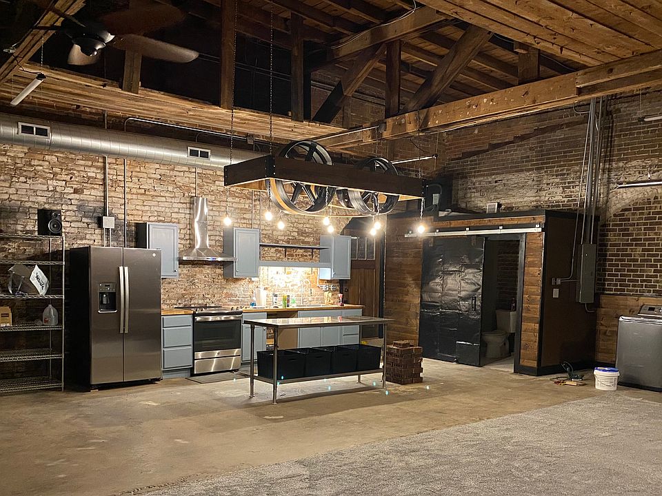 Beautiful kitchen with 7' stainless steel island.