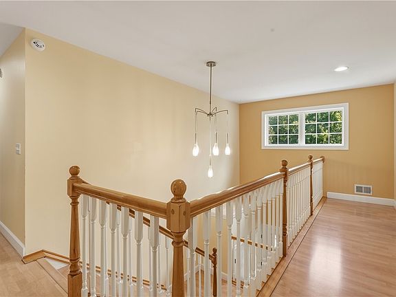 5th image of 225 Oak Hill Rd