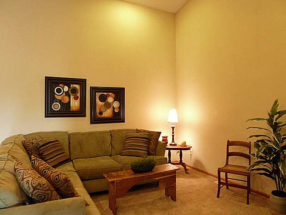 5th image of 547 E Goldfinch Dr