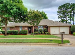 2080 Parkridge Dr, Hurst, TX 76054