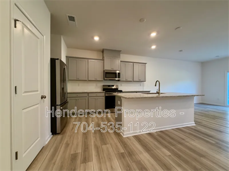 Studio, $2,200 — Photo 2