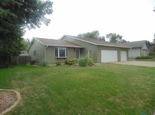 2212 S Crown Hill Dr, Sioux Falls, SD 57106
