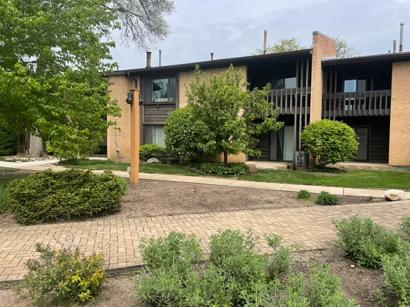 6147 Knoll Wood Ct APT 103, Willowbrook, IL 60527
