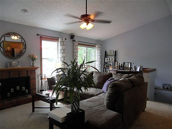 2nd image of 807 S Larkspur Ln