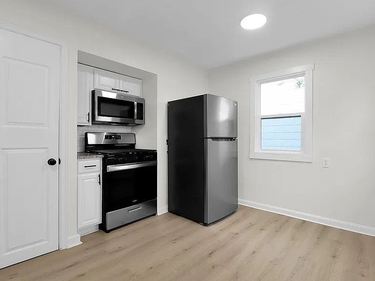 1686 E Whittier St — Photo 5