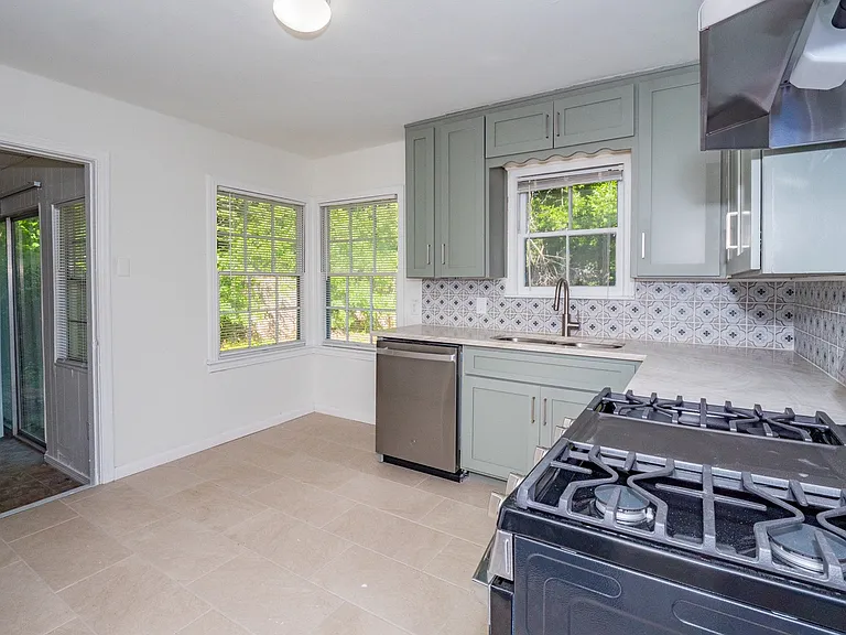 545 Olney Dr — Photo 6