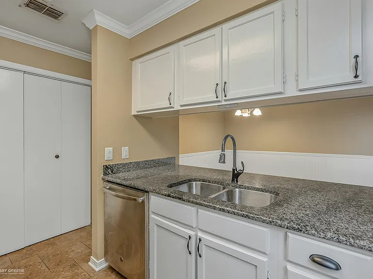 10101 Saratoga Dr — Photo 2