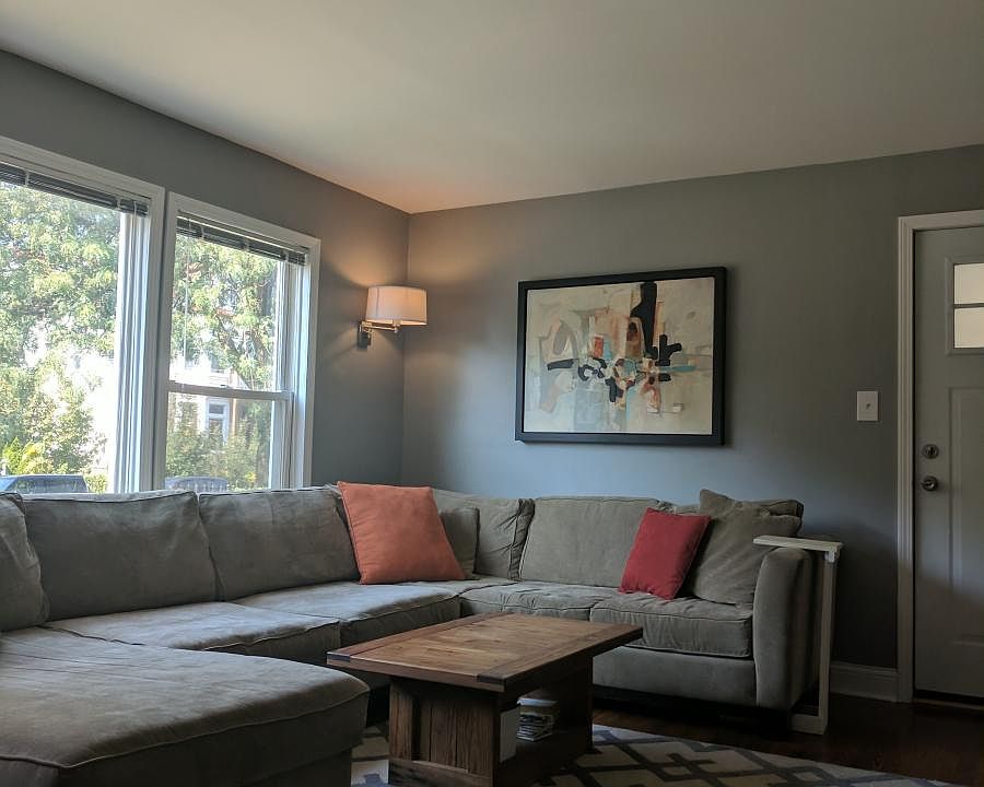 Big living room with large windows - lot's of light!