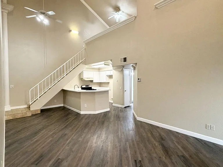 Alcantara Home Apts — Photo 73