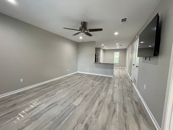 4th image of 310 Manuel Dr