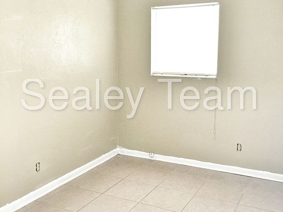 4th image of 2302 Lois Ln