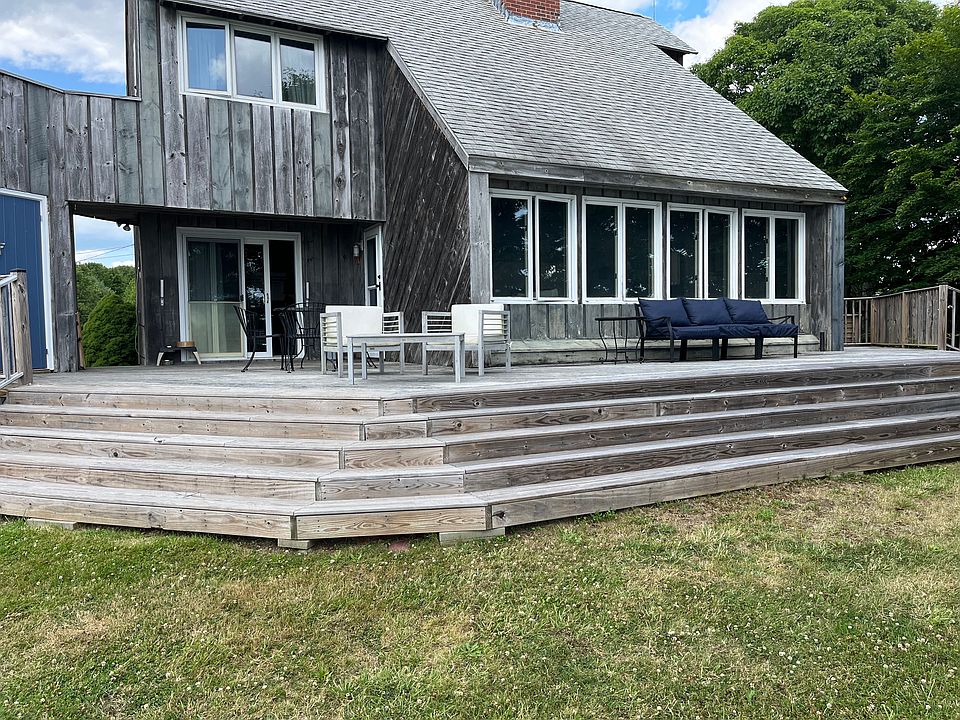 Front of house facing ocean