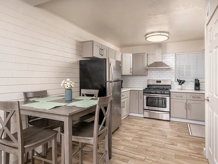 402 W Earll Dr #1 — Photo 3