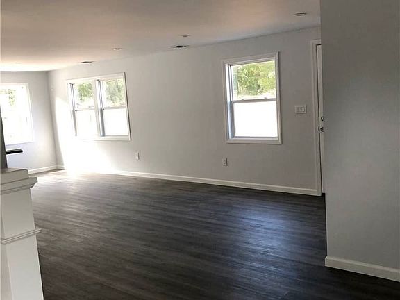 4th image of 10 Balsam Dr