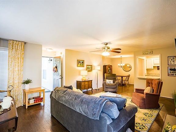 3rd image of 412 Berkeley Woods Dr