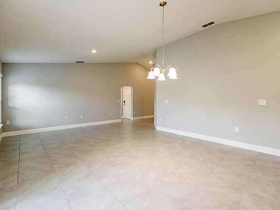 5th image of 528 Bristol Cir