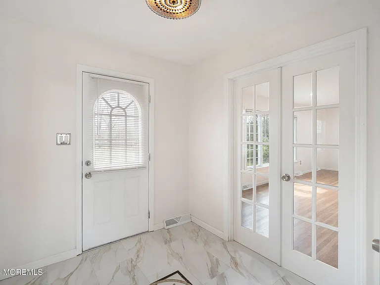 10 Monroe Ct — Photo 16