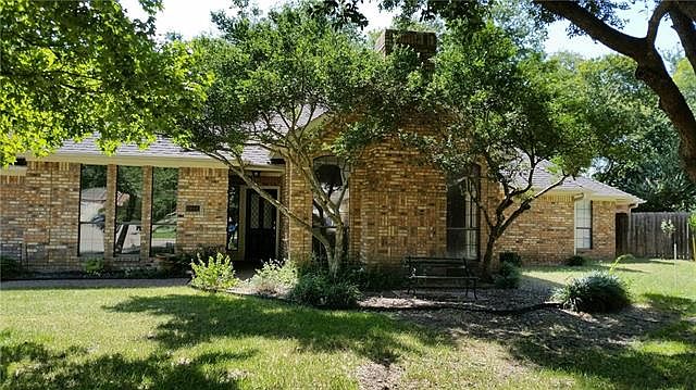 2nd image of 3208 Valley Cir