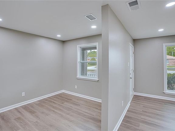 5th image of 428 Scott Dr