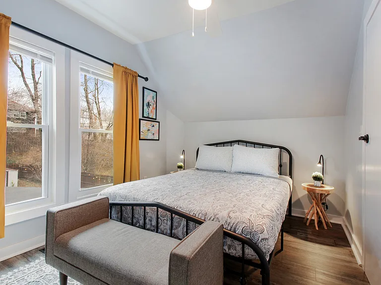 4023 Charlotte St — Photo 14