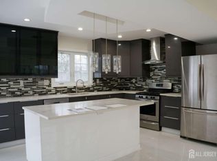 8 Stephenville Pkwy, Edison, NJ 08820