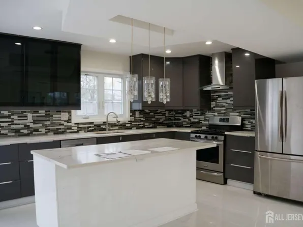 8 Stephenville Pkwy, Edison, NJ 08820