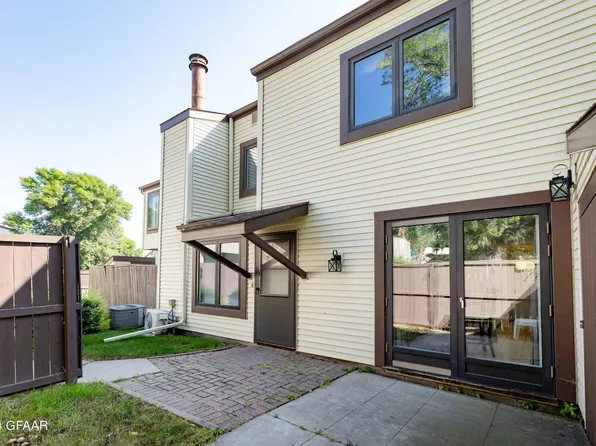 1015 N 39th St APT H31, Grand Forks, ND 58203