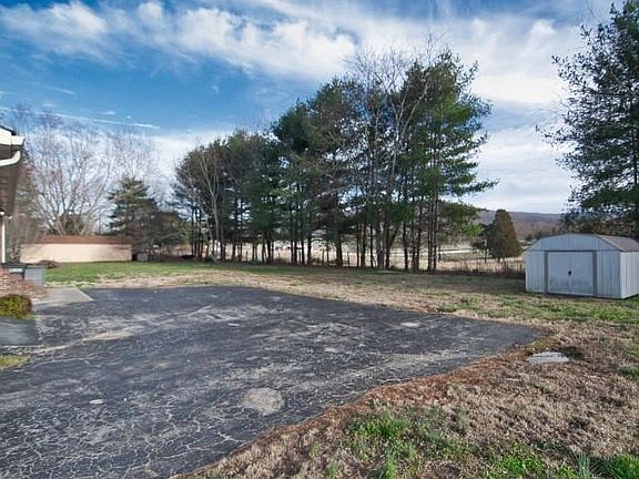 4th image of 764 Greenwood Dr