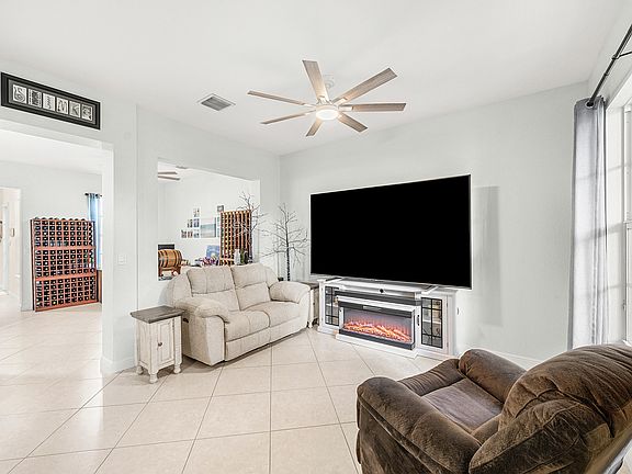 4th image of 704 NW 83rd Place