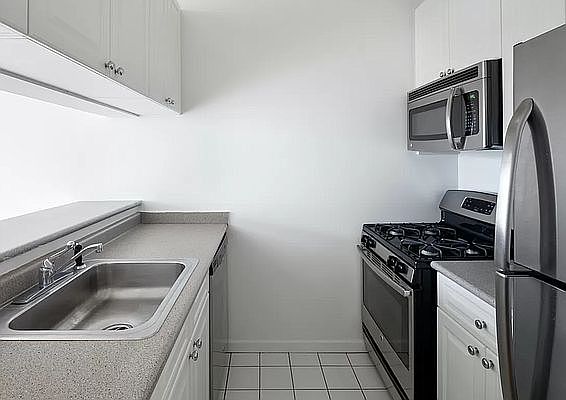 4th image of 88 Greenwich St #1516A