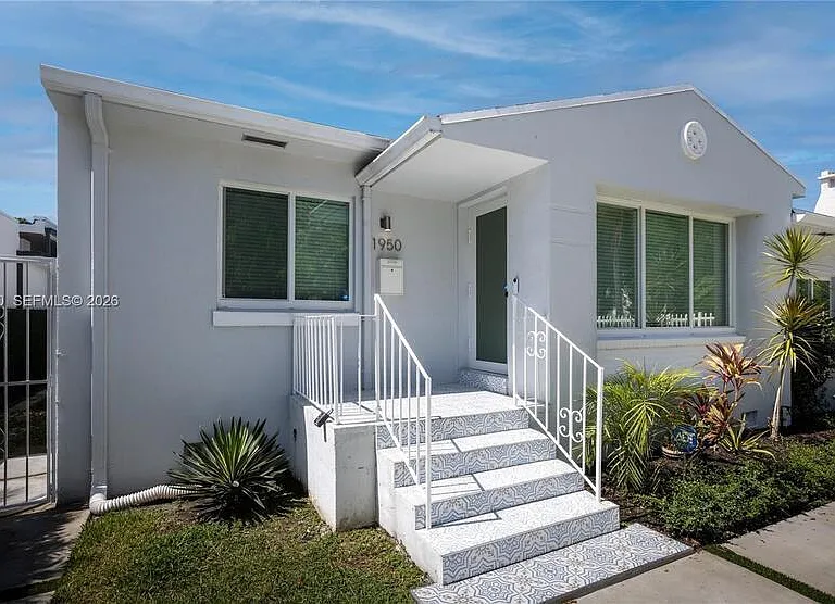 1950 SW 13th St — Photo 3