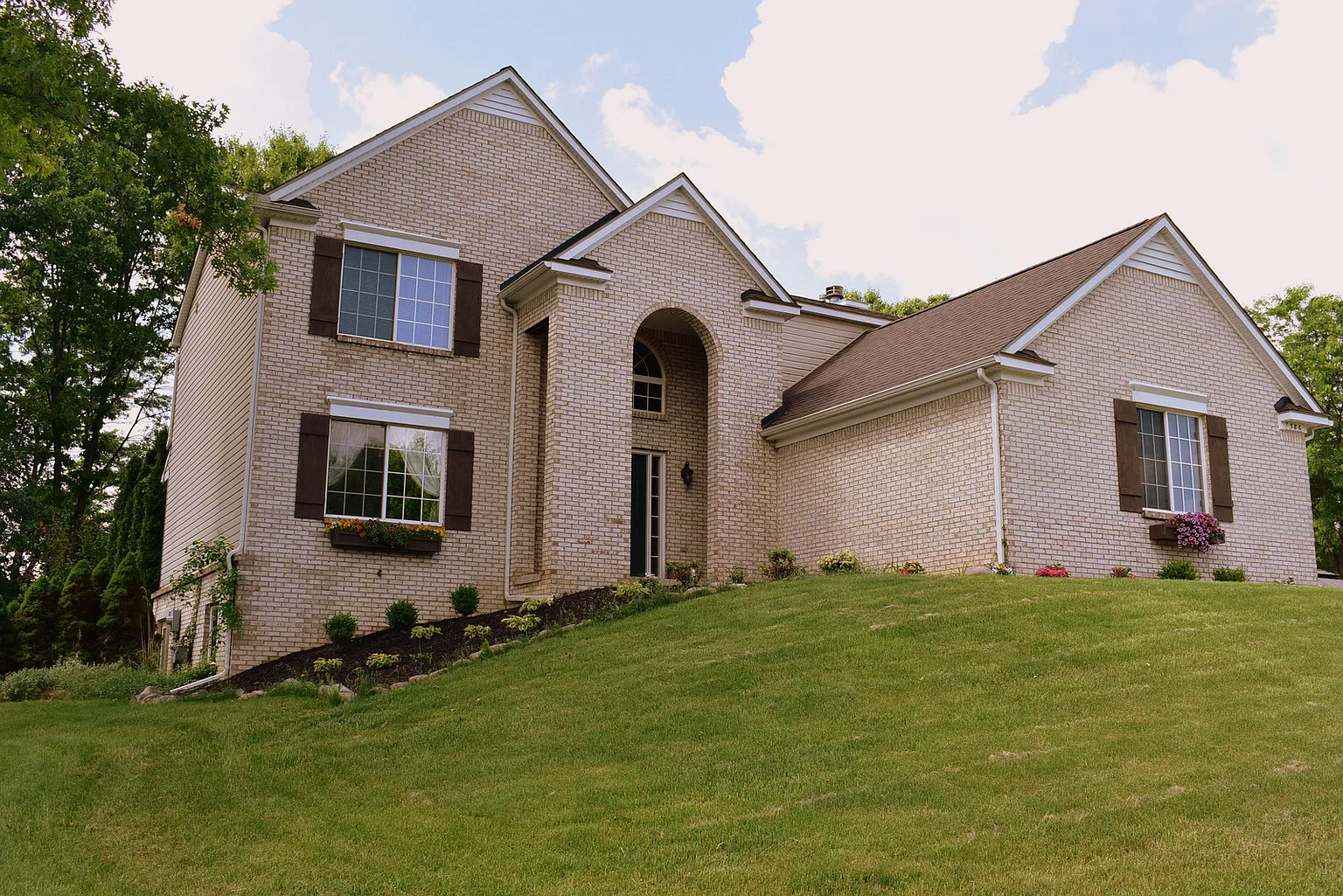 586 River Oaks Dr photo 1