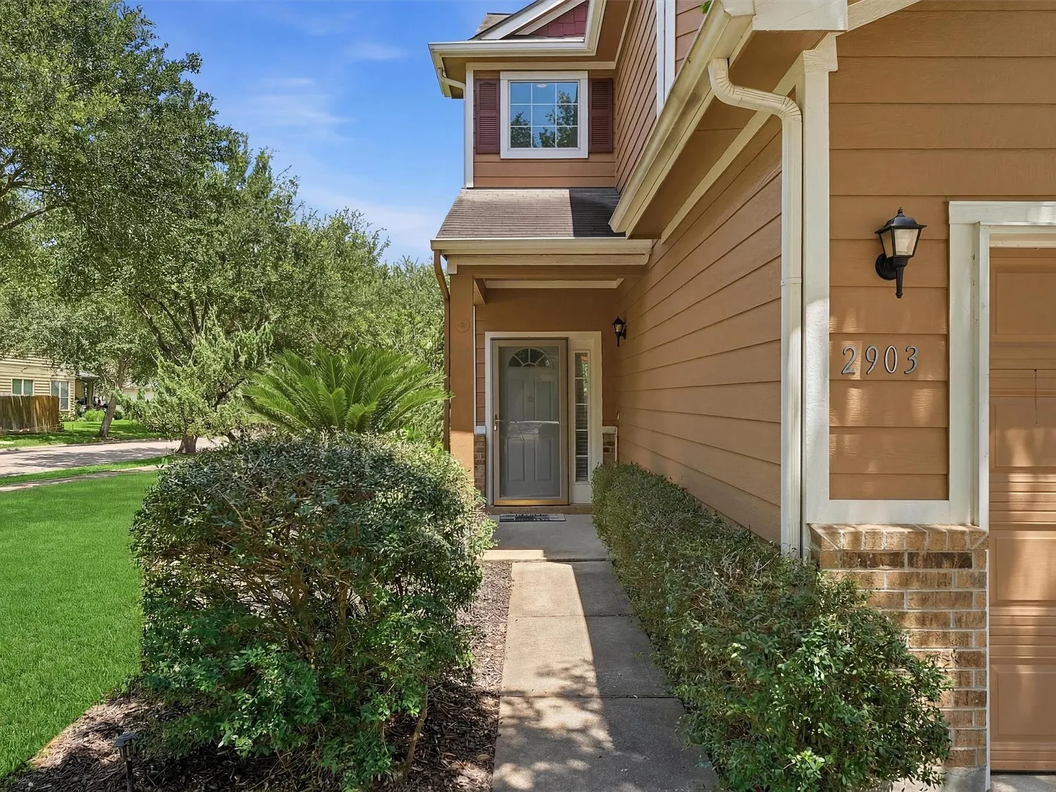 3 bed, 2.5 bath, 1896 sqft, $2,100 — Photo 3