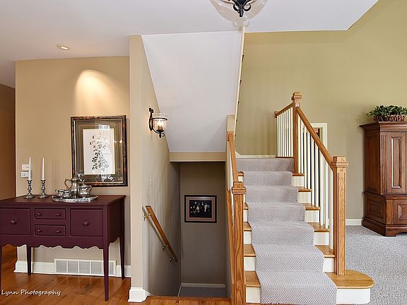 3rd image of 905 Oak Crest Ln