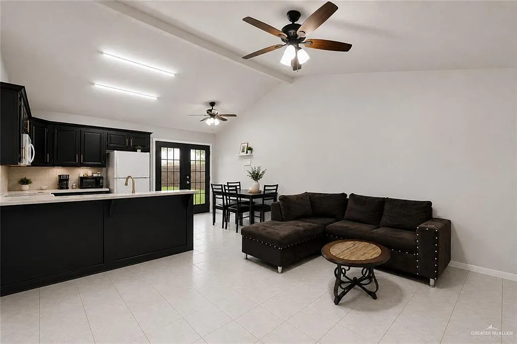 2 bed, 2.0 bath, 946 sqft, $1,200 — Photo 1