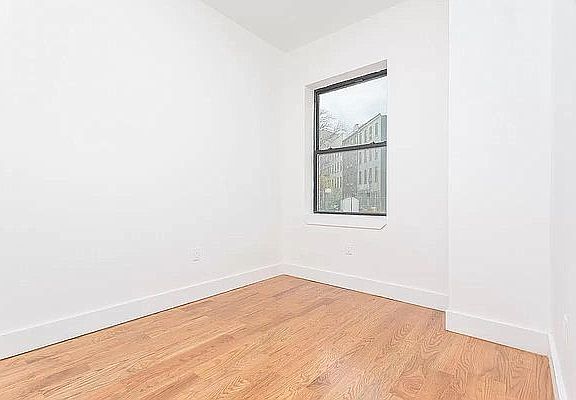5th image of 1076 Putnam Ave #2