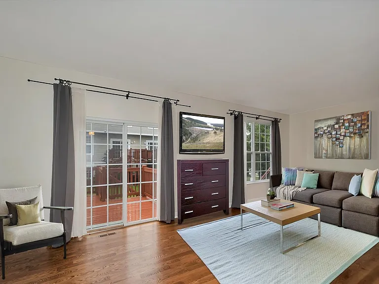 582 Declaration Ln — Photo 4