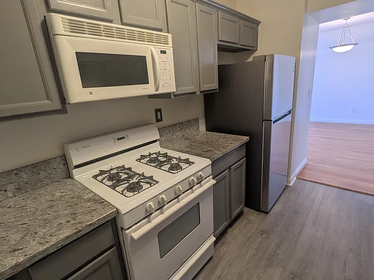 811 N Hayworth Ave #203 — Photo 3