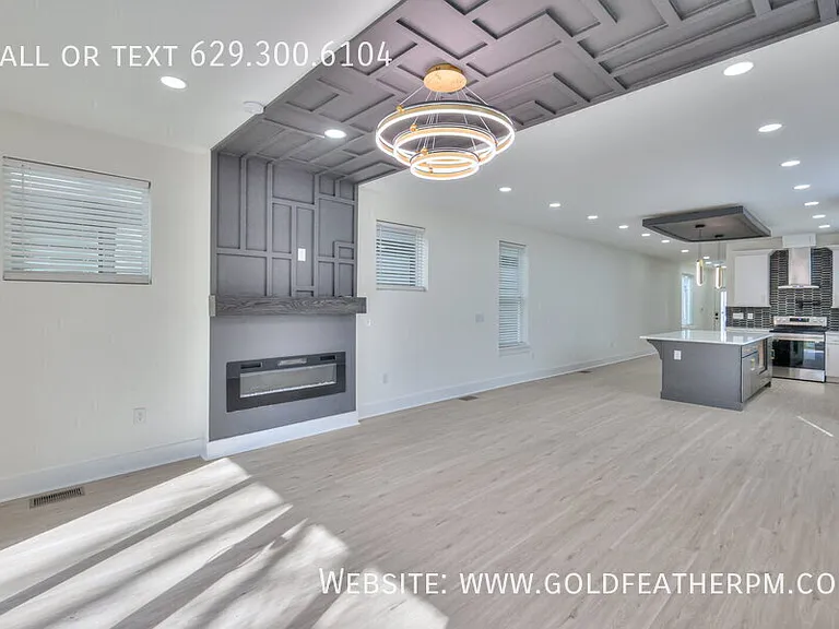 402B E Trinity Ln — Photo 5