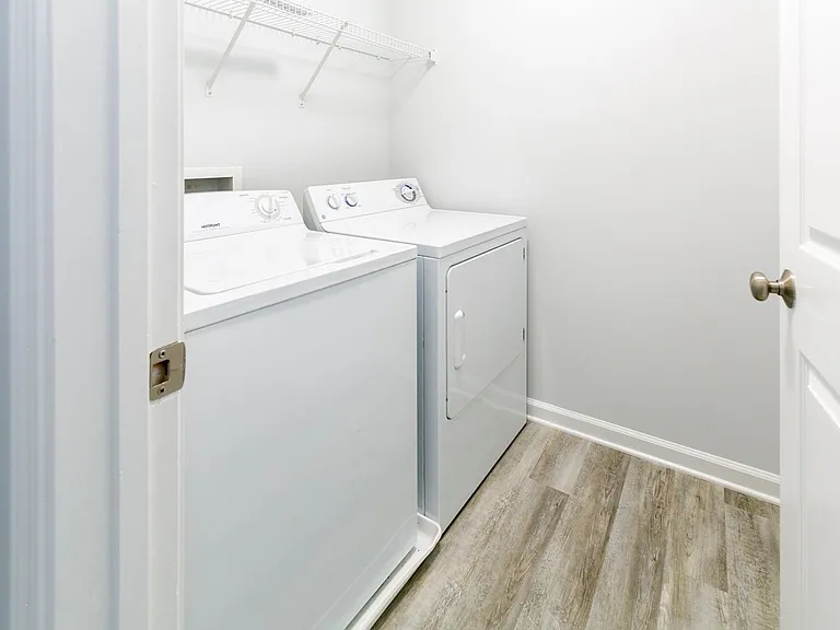 301 Danbury Ct — Photo 13